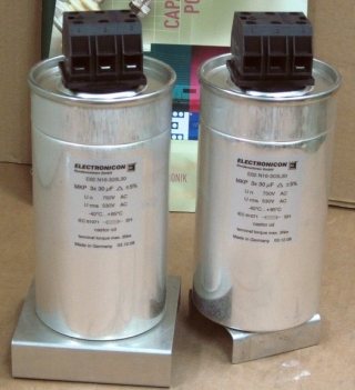 Конденсатор  E62.N16-303L30